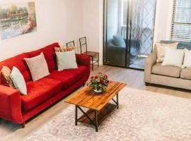 3-Bed Athens Getaway right near UGA with Pool and Parking and SmartTV