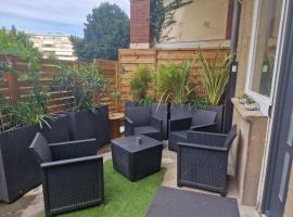 appartement cosy en centre ville avec terrasse، فندق في فيلفرانش سور سون