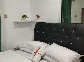 Inap Idaman 6 Queen Bed Near HUSM, self-catering accommodation in Kota Bharu