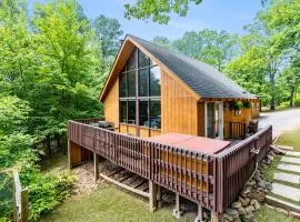 Quaint Cabin w Hot Tub Firepit & Deck