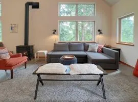 Modern Beaver Valley Cabin with Hot Tub and Games!