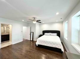 Beautifully Renovated House 10 mins from Downtown, nhà nghỉ dưỡng ở Chicago