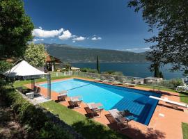 Viesnīca ar autostāvvietu Villa Aurora- Villa esclusiva con piscina e splendida vista lago pilsētā Garnjāno
