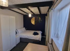 En Suite room with kitchen facilities, habitación en casa particular en Nottingham