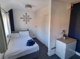 En suite room with kitchen facilities, homestay in Nottingham