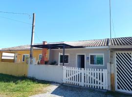 Excelente casa na praia em Matinhos PR. 600 metros da praia., cabaña o casa de campo en Matinhos