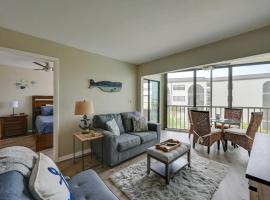 Waterfront Marco Island Condo with Pool and Hot Tub!, spa hotel in Marco Island