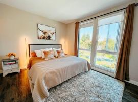 KING BED Modern 2 Bed 2 Bath Pool & Hot Tub, perehotell sihtkohas Mountain View
