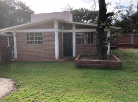 Caba&ntilde;as El Manantial, chal&eacute; alpino em Michac