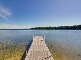 Lakefront Minnesota Escape with Fire Pit and Boat Dock บ้านพักในEmily