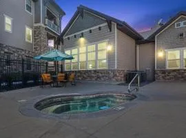 Butterfly themed Kings Apartment with private garage & access to Lux hot tub, BBQ & Gym