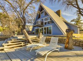 Warm A-Frame Cabin with Dock on Lake Brownwood!, hotelli, jossa on pysäköintimahdollisuus kohteessa Lake Brownwood