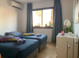 Bedroom with shared bathroom and swimming pool, nakvynės su pusryčiais namai mieste Corralejo