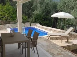 Villa Eleni - Deluxe apartment with Private Pool