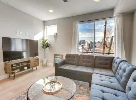 Rooftop Deck and Hot Tub Walkable Denver Townhome