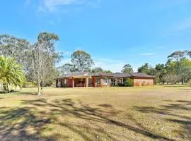 Home Among the Gum Trees - Lovedale. Central to wineries and wedding venues