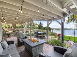 Lakefront Oasis w/ 2 fire pits, game room & kayaks, vacation home in Fox Lake
