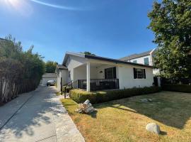 Charming Bright Traditional Home in Sherman Oaks, отель в городе Шерман-Окс, рядом находится Американский еврейский университет