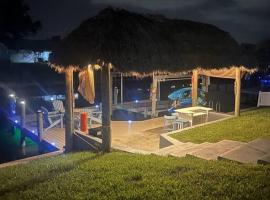 Heated pool, Family Fun, Tiki Bar, kayak, 3bd 2ba – hotel z parkingiem w mieście Cape Coral