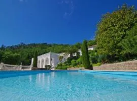 LUXUEUX APPARTEMENT AVEC PISCINE VUE FEERIQUE SUR LA BAIE DE CANNES CALME