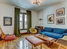 Luxe Mid-Century Styled Historic Townhouse #1 – hotel w mieście Detroit