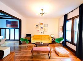 Luxe Mid-Century Styled Historic Townhouse #2, cottage di Detroit