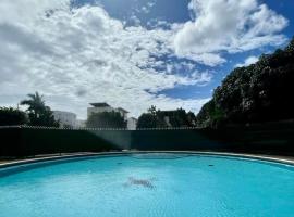 L appart dans les Nuages - Climatisé - Piscine - Vues panoramiques - Proche aéroport et Université, hotel in Sainte-Clotilde