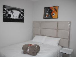 Stylish Apartment in Fourways, holiday rental in Sandton