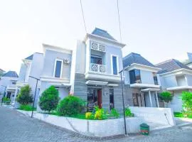 Harsari Syariah with Karaoke and Balcony