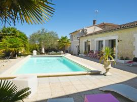 Maison avec piscine et jacuzzi, hotel con estacionamiento en Sigogne