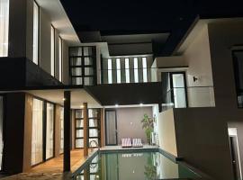 4BR Private Villa with Pool in the Heart of city, feriebolig i Batu Ampar