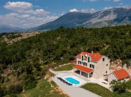 Escape on Lake - private retreat with Pool & Jacuzzi