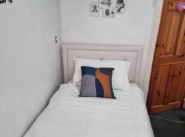 Comfortable Single Room，Welling的有停車位的飯店