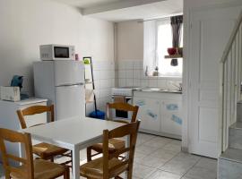 Appartement 1 chambre et cuisine VIERVILLE-SUR-MER,plage du Débarquement、ヴィエルヴィル・シュル・メールの駐車場付きホテル