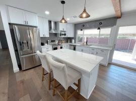 In the heart of Plano complete remodel home، بيت عطلات في بلانو