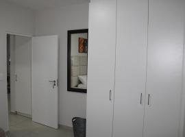 Fun modern two bed apartment in fourways, viešbutis mieste Sandton