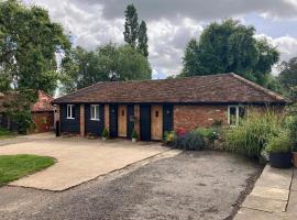 Upper Wood End Farm Holiday Cottages, cheap hotel in Marston Moretaine