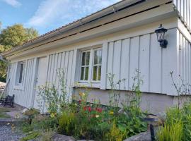 Cozy studio near sea, forest and town, hotel cu parcare din Brastad