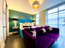 Stunning Apartment Suite - Free Parking & WiFi!，位于浦耳的酒店