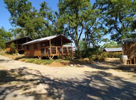 Lodges du Camping les 4 Saisons โรงแรมที่มีที่จอดรถในGrane