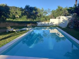 le cabanon du sud luberon, hotel in La Bastidonne