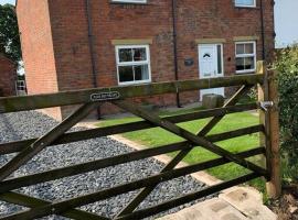 Newton Hall farm cottage with amazing views & hot tub, hotel a Preston