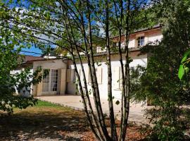 Villa 168m2 Piscine Parc Arboré pour groupe Famille Amis jusqu'à 10 personnes, rental liburan di Courcoury