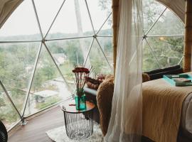 WATERFRONT LUXURY GLAMPING DOME, luxusní stan v destinaci Rogersville