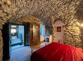 Casa Victoria - Full equipped stone house, hôtel à Rocchetta Nervina