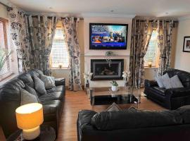 Luxury Home in Dublin WiFi TV B&B Close to City Centre, hytte i Lucan