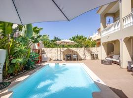 Private Deluxe 3BD Villa Pool Wi-Fi AC BBQ, villa i Albufeira