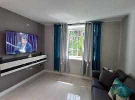 Modern Penthouse @ Sandcastles, hotel in Ocho Rios