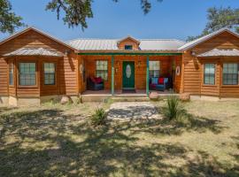 Peaceful and Secluded Bandera Home with Deck and Grill!, hotel with parking in Medina