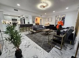 Duplex walk To Lake Eola Orlando Sleeps 8 - Monthly Stays